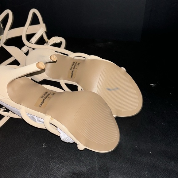 Size 7 beige heels - Picture 3 of 4